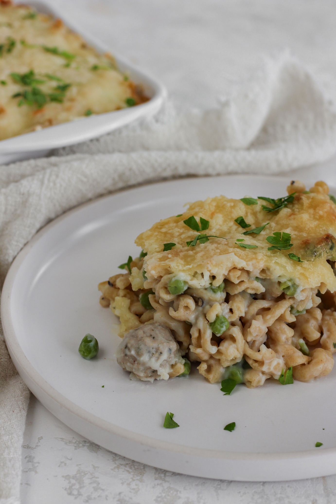 Pasta met bloemkoolsaus, gehaktballetjes en erwtjes