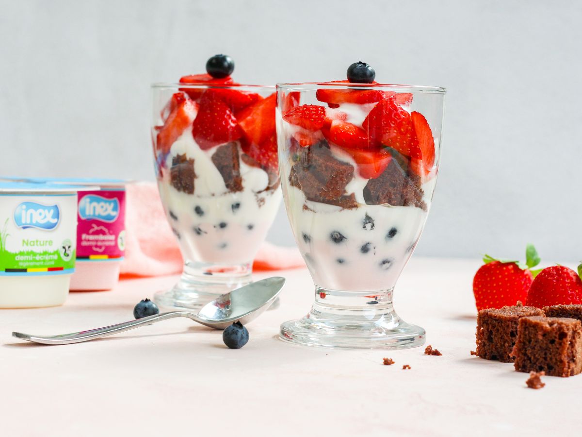 Trifle van yoghurt met fruit en chocoladecake