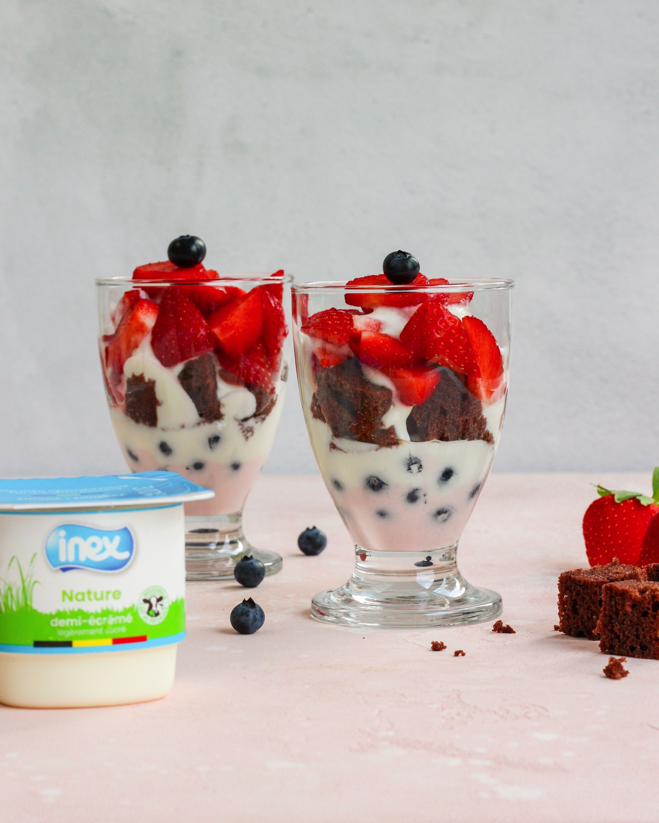 trifle yoghurt aardbeien chocolade cake